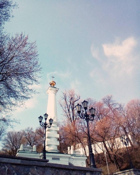 Пам'ятник відновленню в Києві Магдебурського права.